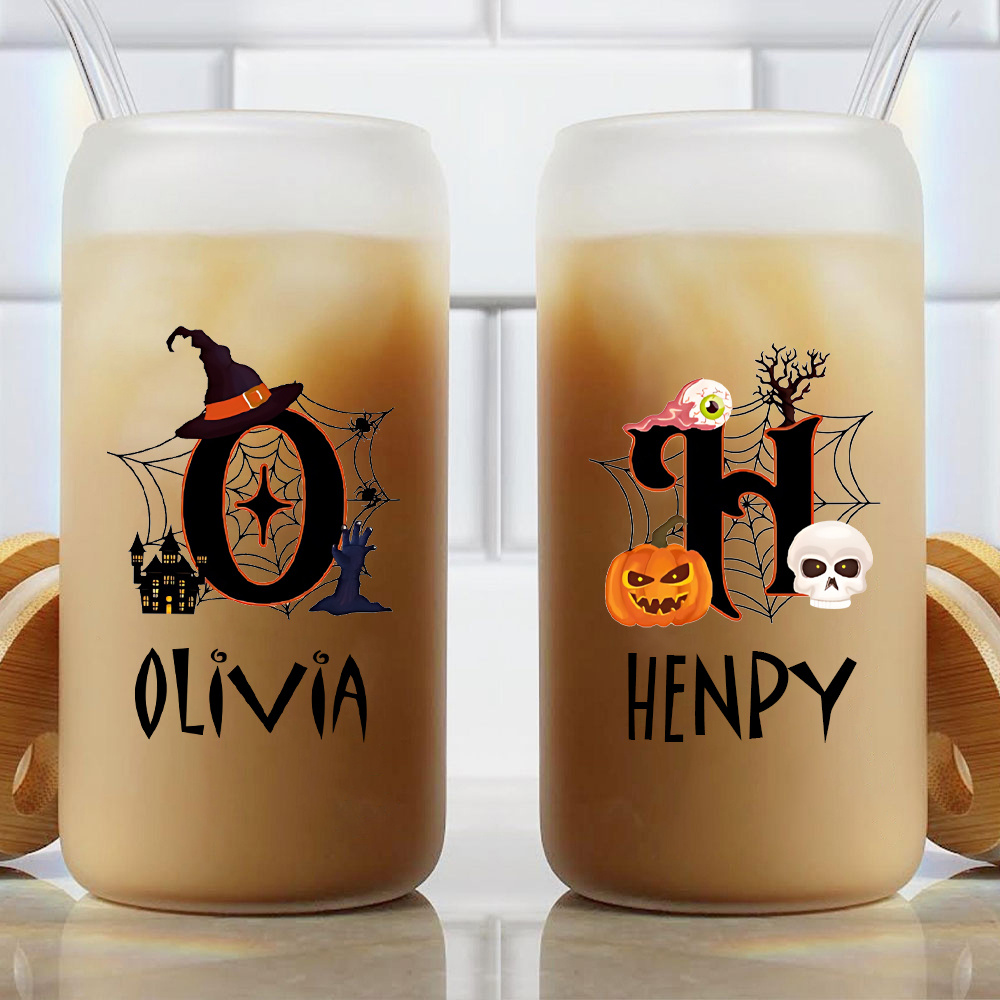 Coffee Equipment With Name - カスタムハロウィンネームグラスカップ、竹製蓋付き、魔女の帽子とカボチャのデザイン、フロスト加工のアイスコーヒータンブラー、パーソナライズされた秋のホリデーグッズ。